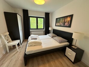 4 slaapkamers, een bureau, een strijkplank/strijkijzer, reisbedje