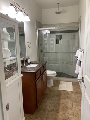 Combined shower/bathtub, jetted bath, hair dryer, towels - Charmingly renovated home in Blenman Historic District - U of A and Banner Medical (Tucson)
