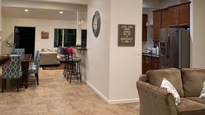Amplia sala de estar con cocina, comedor y una zona de estar acogedora.