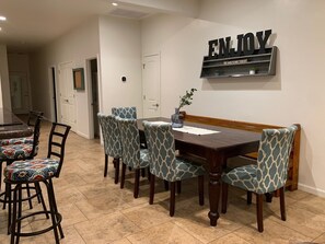 Un comedor con una mesa de madera y sillas estampadas.