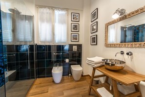 Kahden hengen deluxe-huone (yksi tai kaksi sänkyä) | Kylpyhuone | Suihku, sadesuihkupää, ilmaiset hygieniatuotteet, hiustenkuivaaja