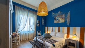 Ein Schlafzimmer mit einem Bett, Nachttischen, einem Schreibtisch und einem Stuhl.