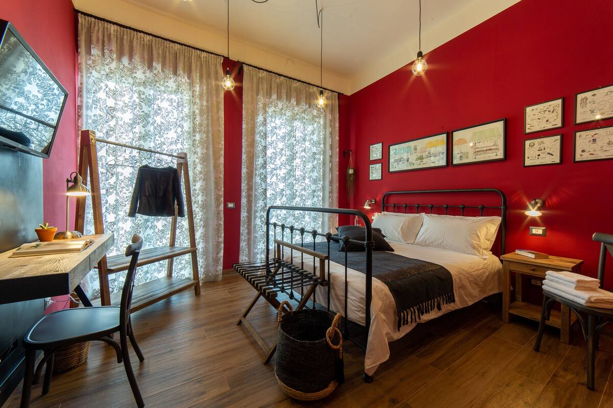 Quarto casal, sacada | Lençóis italianos Frette, roupas de cama premium, edredons de pluma