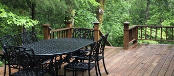 Bourbon Estate Trail sleeps 12, 6 BRs, 47ac of Waterfalls, Meadows and Creek