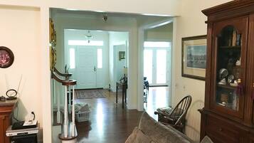 TV connectée, cheminée, espaces bureaux