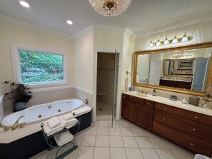 Combined shower/bathtub, hair dryer, towels, soap - Bourbon Estate  sleeps 12, 6 BRs, 47ac of Waterfalls, Meadows and Creek (Bardstown)