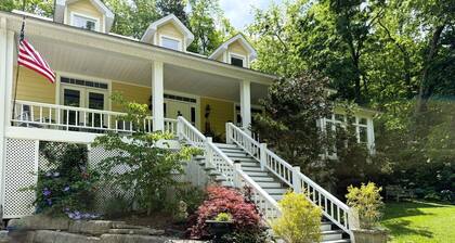 Bourbon Estate sleeps 12, 6 BRs, 47ac of Waterfalls, Meadows and Creek