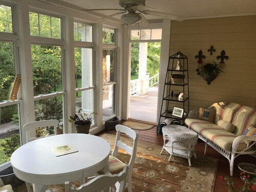 Bourbon Estate Trail sleeps 12, 6 BRs, 47ac of Waterfalls, Meadows and Creek