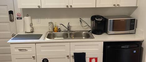 Réfrigérateur, four à micro-ondes, un four, surface de cuisson