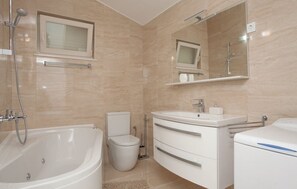 Kostenlose Toilettenartikel, Haartrockner, Handtücher, Toilettenpapier