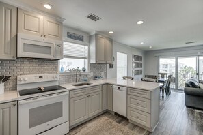 冷蔵庫、電子レンジ、オーブン、コンロ