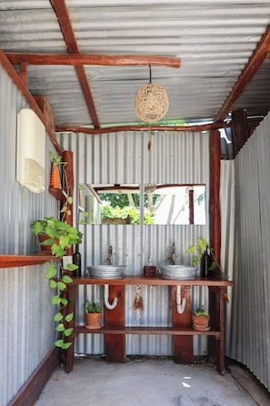 Quarto casal básico, 2 camas de casal | Pia do banheiro