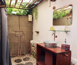 Standard Cabin | Bathroom shower - El Búho Eco-Cabañas Hostal. (Bacalar)