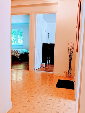 Apartament | 2 dormitoris, planxa i posts de planxar, wifi gratuïta i roba de llit