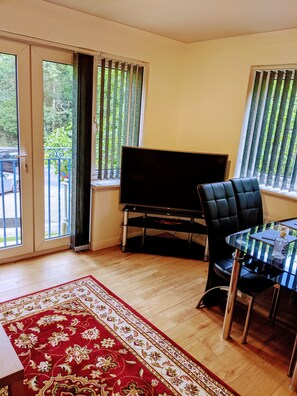 Apartment | Living room | 30-inch TV with cable channels - Oaklawn Serviced Apartments (Woking)