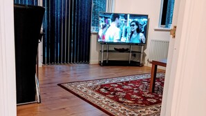 아파트 | 거실 | 케이블 채널 시청이 가능한 30인치 TV