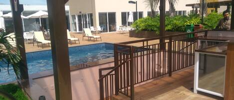 حمّام سباحة خارجي، حمّام سباحة مُدفَّأ