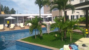 Utendørsbasseng og et oppvarmet basseng