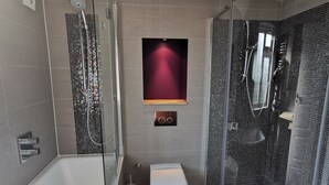 Shower, toilet paper - NEW PROPERTY CLOSE TO WHITTON STATION (Twickenham)
