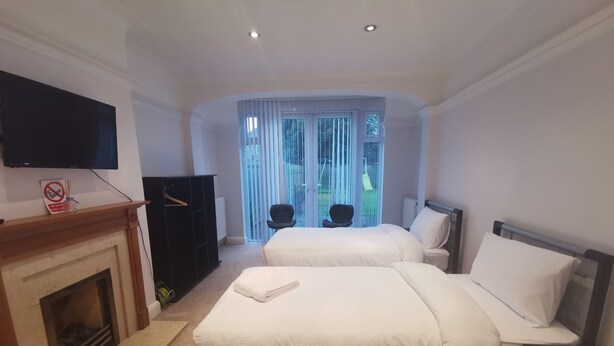 Deluxe Twin Room | Egyptian cotton sheets, premium bedding, memory foam beds, desk - NEW PROPERTY CLOSE TO WHITTON STATION (Twickenham)