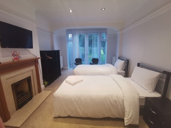 Deluxe Twin Room | Egyptian cotton sheets, premium bedding, memory-foam beds - NEW PROPERTY CLOSE TO WHITTON STATION (Twickenham)