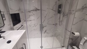 Shower, toilet paper - NEW PROPERTY CLOSE TO WHITTON STATION (Twickenham)