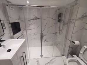 Shower, toilet paper - NEW PROPERTY CLOSE TO WHITTON STATION (Twickenham)