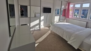 Deluxe Double Room | Egyptian cotton sheets, premium bedding, memory foam beds, desk - NEW PROPERTY CLOSE TO WHITTON STATION (Twickenham)