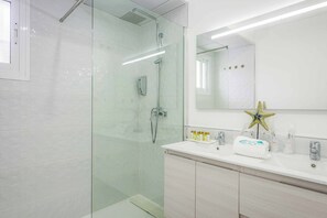 Douche, serviettes fournies