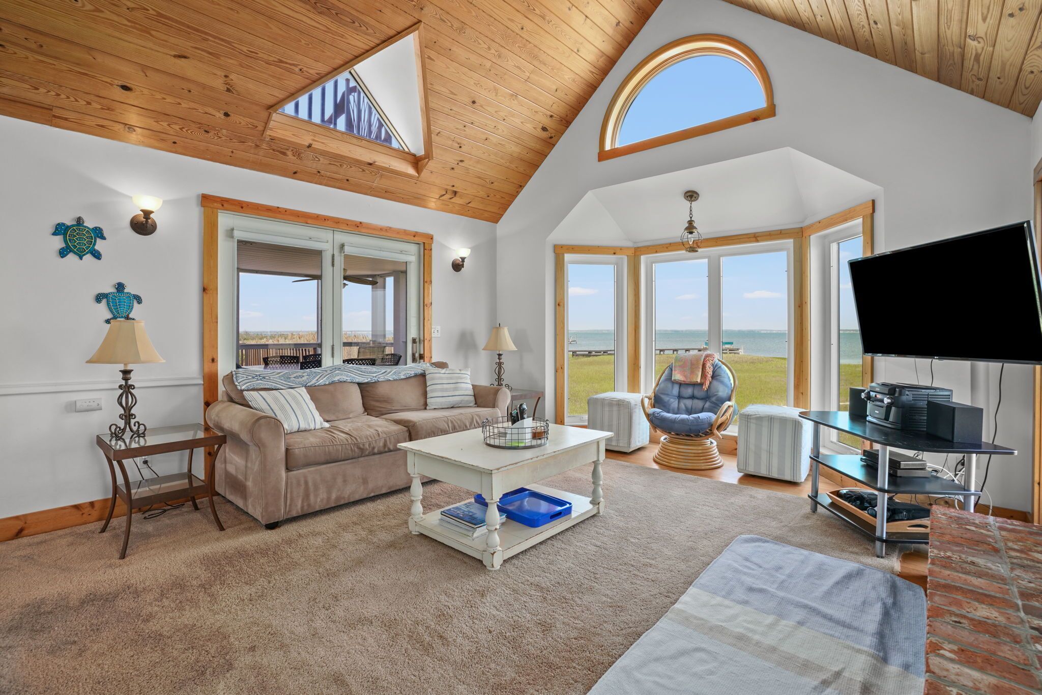 Televisio, takka, kirjoja, työhuone