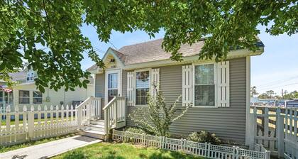 Daisey Cottage | Remodeled Ridge Road Retreat Near Downtown w/ Patio, Fenced Yard & Pet Friendly