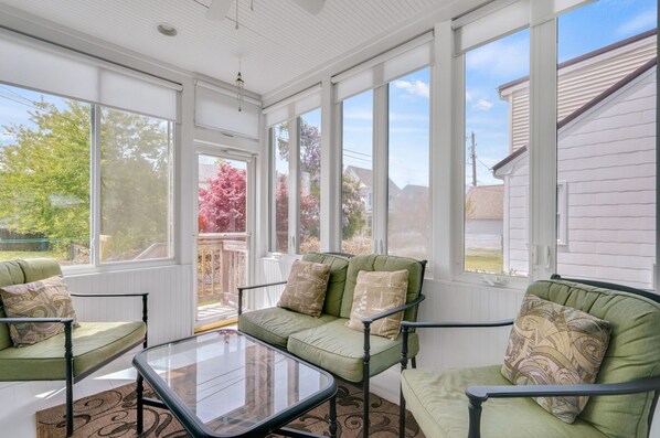 Interior - Donovan's Reef - Pet friendly, In Town! (Chincoteague Island)