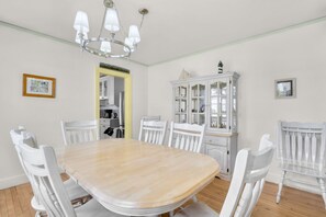 Dining - Donovan's Reef - Pet friendly, In Town! (Chincoteague Island)