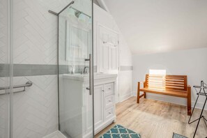 Combined shower/tub
