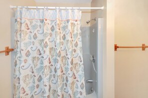 Combined shower/tub, hair dryer, towels - Southern Dream | Oyster Bay Water View Home, Screened Porch, Large Deck + Outdoor Shower (Chincoteague Island)