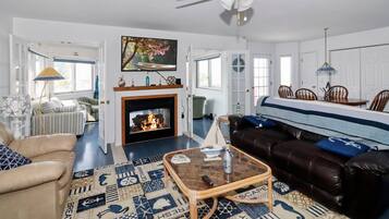 Télévision, cheminée, table de tennis de table