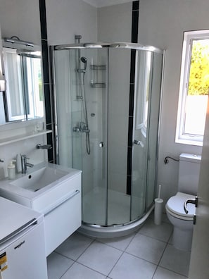 Shower, free toiletries, hair dryer, towels - Private pool and Mediterranean garden apt Mia (Krk)