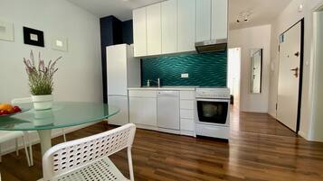 Fridge, oven, stovetop, dishwasher