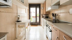 Une cuisine équipée d’un four à micro-ondes, d’une machine à café et d’un évier.