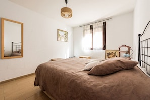 1 habitación, tabla de planchar con plancha, wifi gratis y ropa de cama