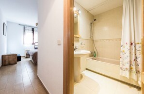 Tina con regadera, secadora de cabello, bidet, toallas 