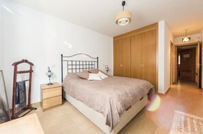 1 habitación, tabla de planchar con plancha, wifi gratis y ropa de cama 