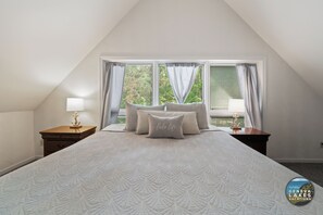 4 bedrooms, WiFi, bed sheets - Abbey Springs Home|North Shore Hideaway|Fireplace|Large Deck|Pools|Beach|Clubhouse|Ping Pong Table (Fontana-on-Geneva Lake)