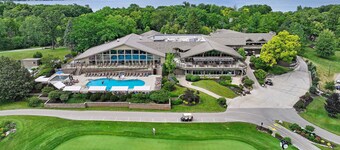 Abbey Springs Home|North Shore Hideaway|Fireplace|Large Deck|Pools|Beach|Clubhouse|Ping Pong Table