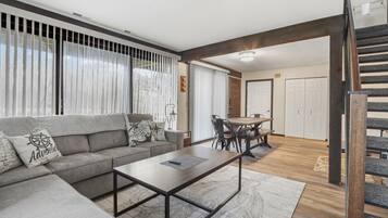 Televisión de pantalla plana y chimenea