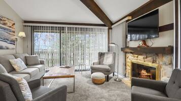 Televisión de pantalla plana y chimenea