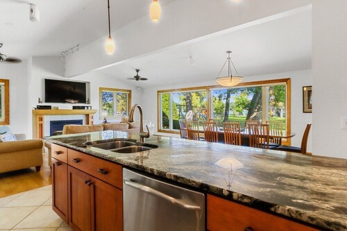 Lake Benedict Lakefront Home with Pier Fire Pit Large Yard Kayak Friendly