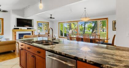 Lake Benedict Lakefront Home with Pier Fire Pit Large Yard Kayak Friendly