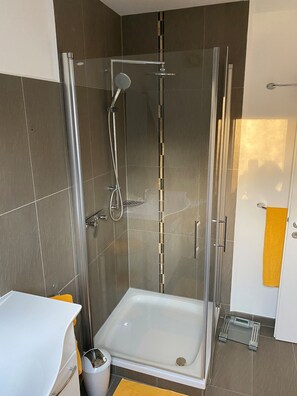 Baignoire, séchoir à cheveux, bidet, serviettes fournies