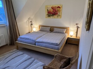 4 bedrooms, iron/ironing board, travel cot, free WiFi - large apartment for nature conservation forest, tank dam (Lennep)